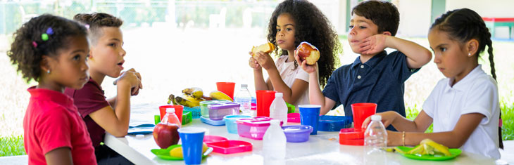 Kids eating lunch